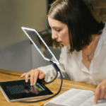 LED Light Reading Magnifier Neck Hanging Handheld Desktop Multifunctional Rechargeable Elderly Reading And Newspaper Artifact - Image 3